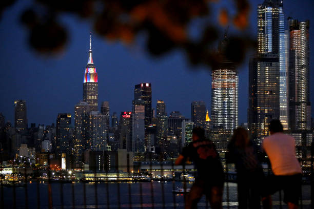 尔依然担任 尔依然担任